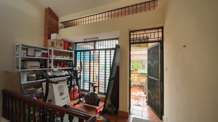 Bán Nhà Hoàng Quốc Việt 46m2 x 5 Tầng, Vỉa Hè Rộng, Ô Tô Tránh, An Sinh Tốt Chỉ 9.6 Tỷ.