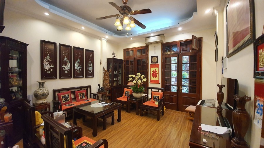 Bán Nhà Hoàng Quốc Việt 46m2 x 5 Tầng, Vỉa Hè Rộng, Ô Tô Tránh, An Sinh Tốt Chỉ 9.6 Tỷ.