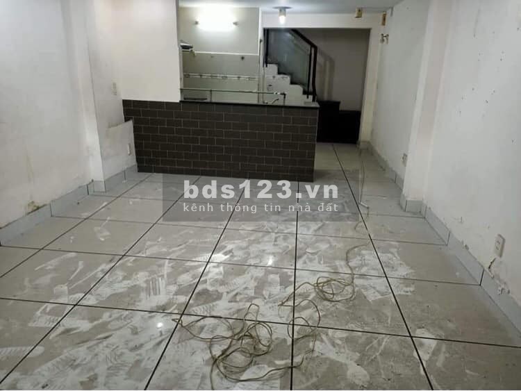 Thanh lí nhanh căn nhà sát mặt tiền đường Nguyễn Tất Thành Quận 4.