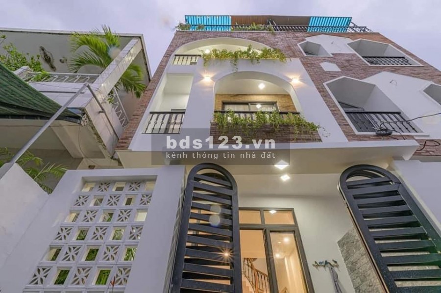 Giáp Quận 1, TT Bình Thạnh, Xe hơi vào nhà, 100 m2, 4 lầu, chỉ hơn 11 tỷ.