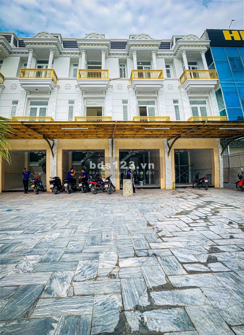 SHOPHOUSE PHÚ MỸ HIỆP 5.xx tỷ giáp 2 mặt tiền đường . Hạ tầng hoàn thiện