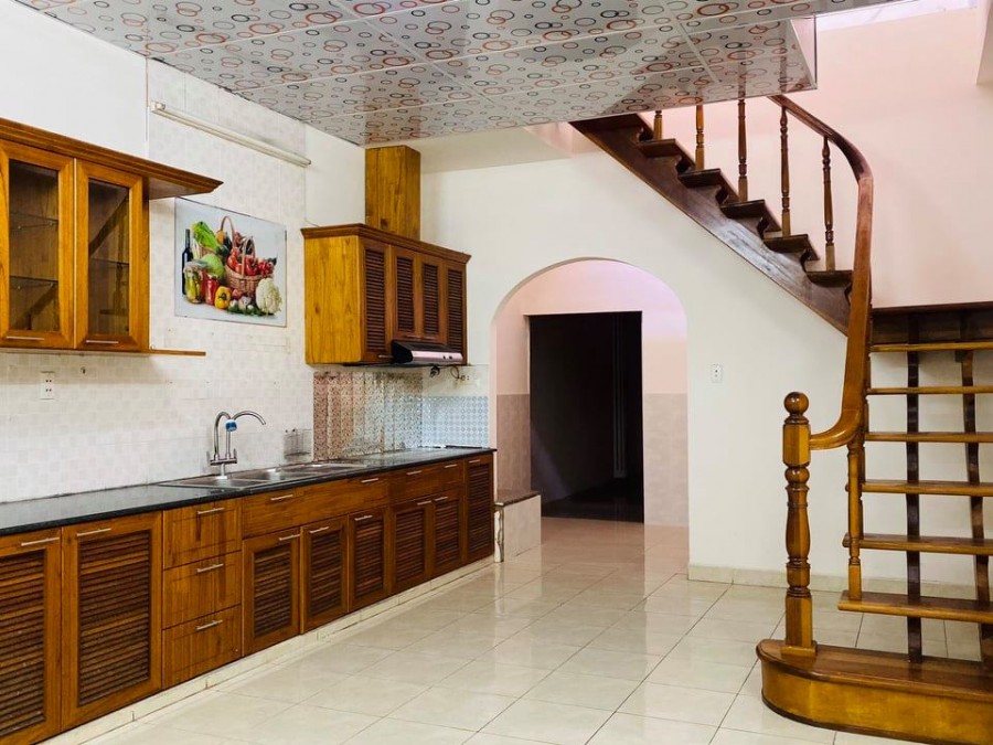 Bán gấp nhà hẻm Cầm Bá Thước, Phú Nhuận, thích hợp đầu tư, 101m2, 2 tầng BTCT, 4PN + 4WC, chỉ 60tr/m2.