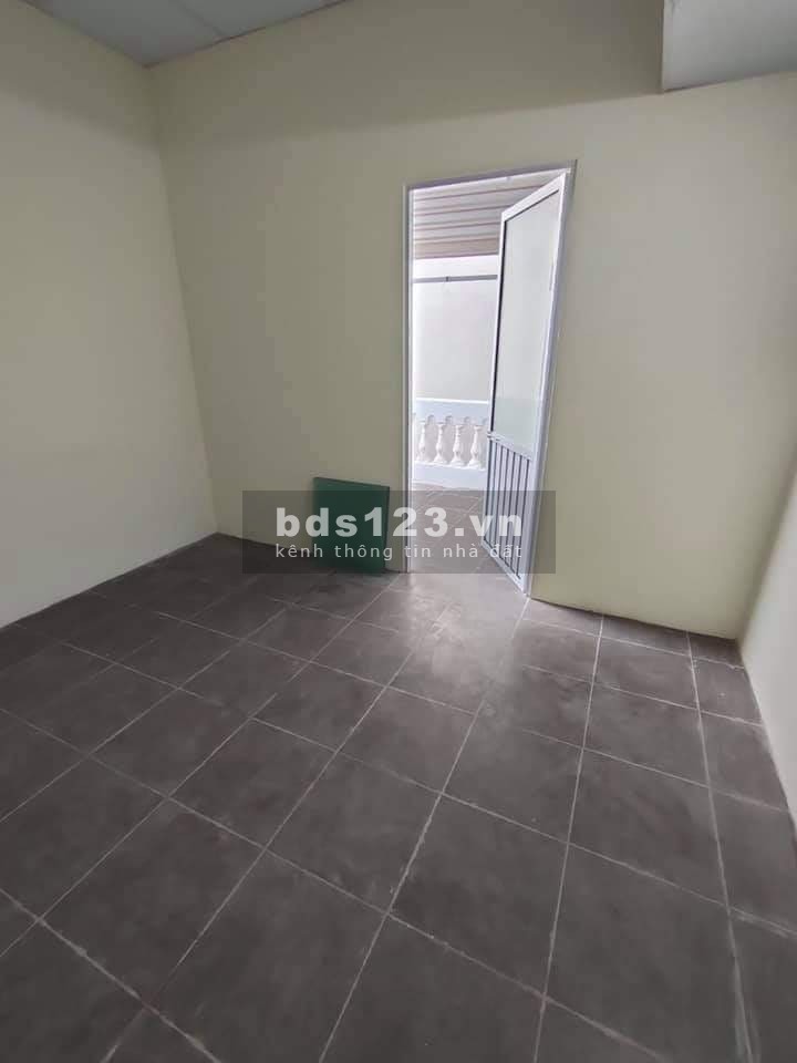 Bán nhà Cầu Giấy hởn 2.3 tỷ xíu, vị trí đắc địa, 3 tằng lầu