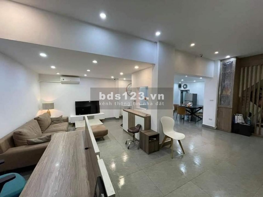 Bán nhà Cầu Giấy hởn 2.3 tỷ xíu, vị trí đắc địa, 3 tằng lầu