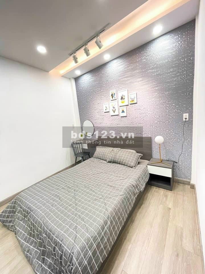 Cho thuê nhà MT đường Hoa Sứ Phú Nhuận cách siêu thị copmat 40 mét - Có 12 phòng, 12 máy lạnh, 12 bình nước nóng lạnh. 13 toiiet, tầng trệt trống suốt
