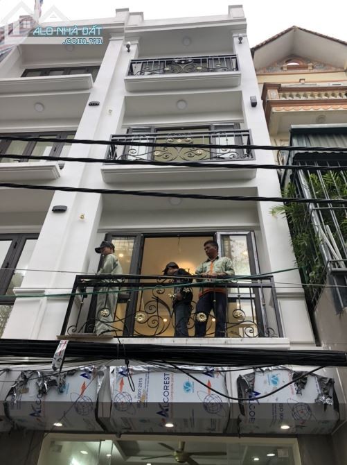 CHỈ VỚI 2,6 TỶ CÓ NHÀ ĐẸP, 30M2, 5 TẦNG, MT 5M, Ô TÔ ĐẬU CỬA, LĨNH NAM, HOÀNG MAI