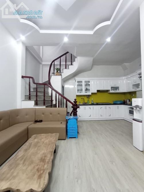 CHỈ VỚI 2,6 TỶ CÓ NHÀ ĐẸP, 30M2, 5 TẦNG, MT 5M, Ô TÔ ĐẬU CỬA, LĨNH NAM, HOÀNG MAI