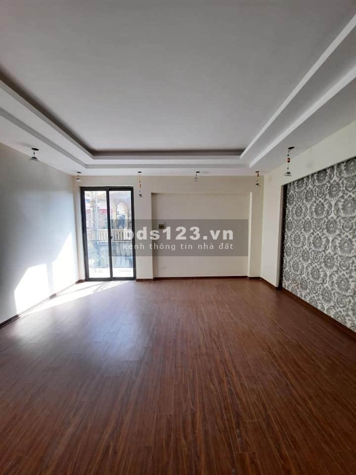 Cần bán gấp nhà đẹp Trung Kính, quận Cầu Giấy 5 tầng 40m. Nhà 3 mặt thoáng nhỉnh 3 tỷ.