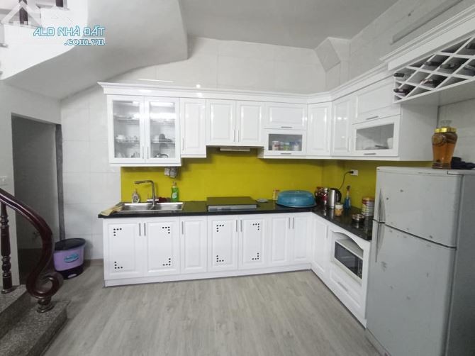 CHỈ VỚI 2,6 TỶ CÓ NHÀ ĐẸP, 30M2, 5 TẦNG, MT 5M, Ô TÔ ĐẬU CỬA, LĨNH NAM, HOÀNG MAI