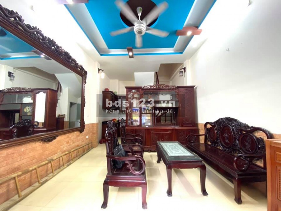 Bán nhà Lĩnh Nam 10 m ra phố tặng full nội thất