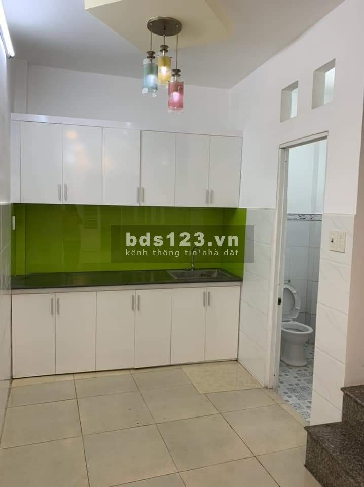 Cần tiền bán gấp nhà ngay chợ hóc môn 60m2 giá 950tr