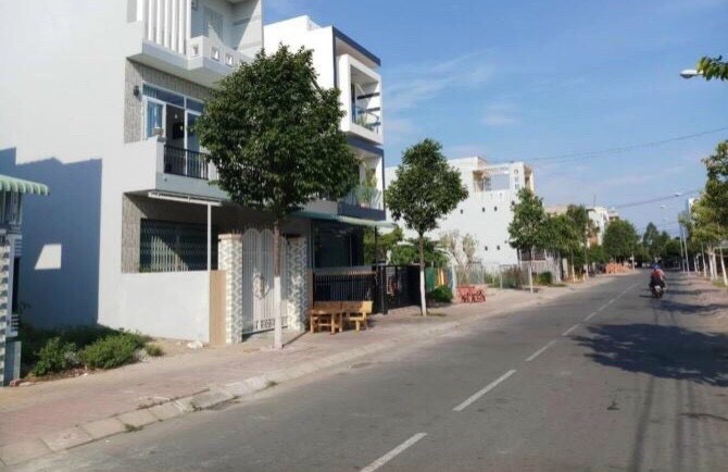 Cần bán gấp đất ngay Đại Nam mặt tiền QL13 , dân cư đông thuận tiện kinh doanh buôn bán