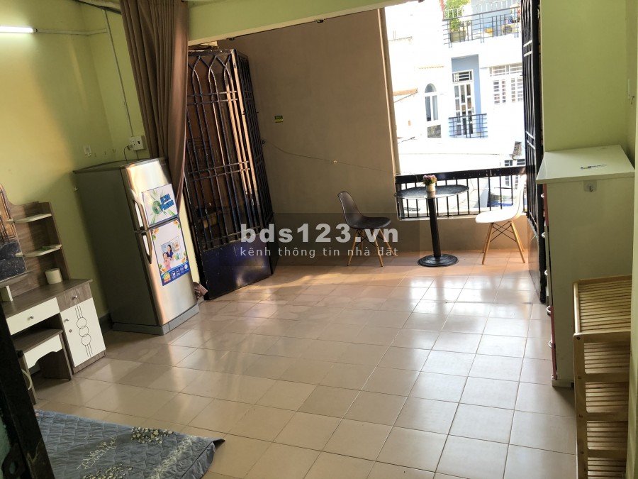 Phòng gần ngã tư bảy Hiền ( CMT8 -Lý Thường Kiệt) có ban công, giờ tự do