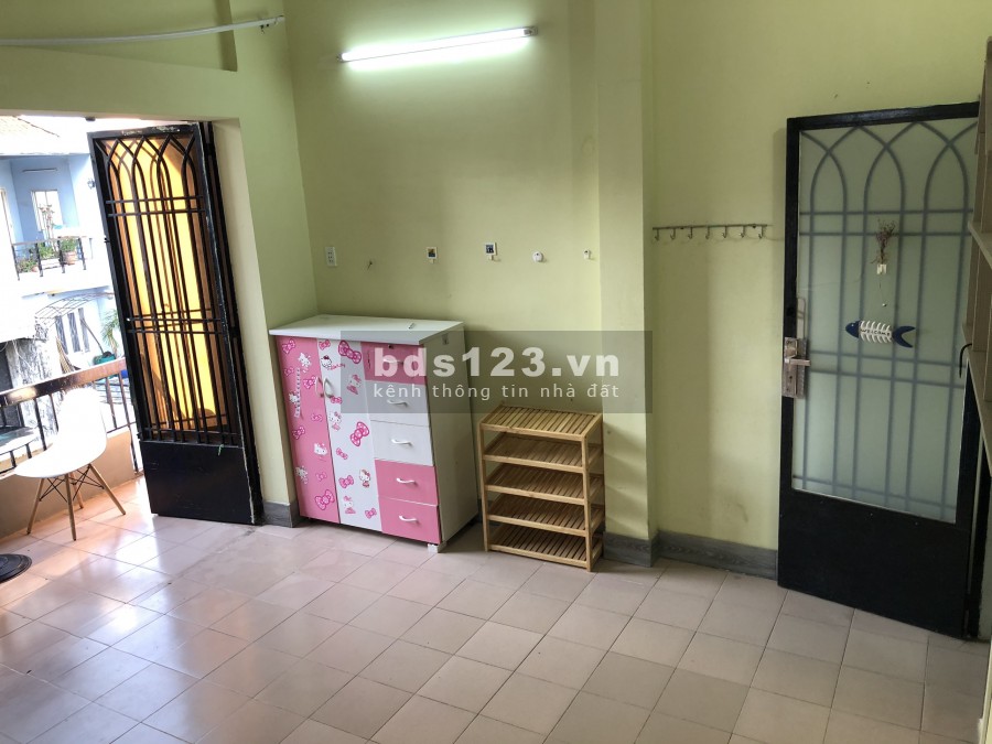 Phòng gần ngã tư bảy Hiền ( CMT8 -Lý Thường Kiệt) có ban công, giờ tự do