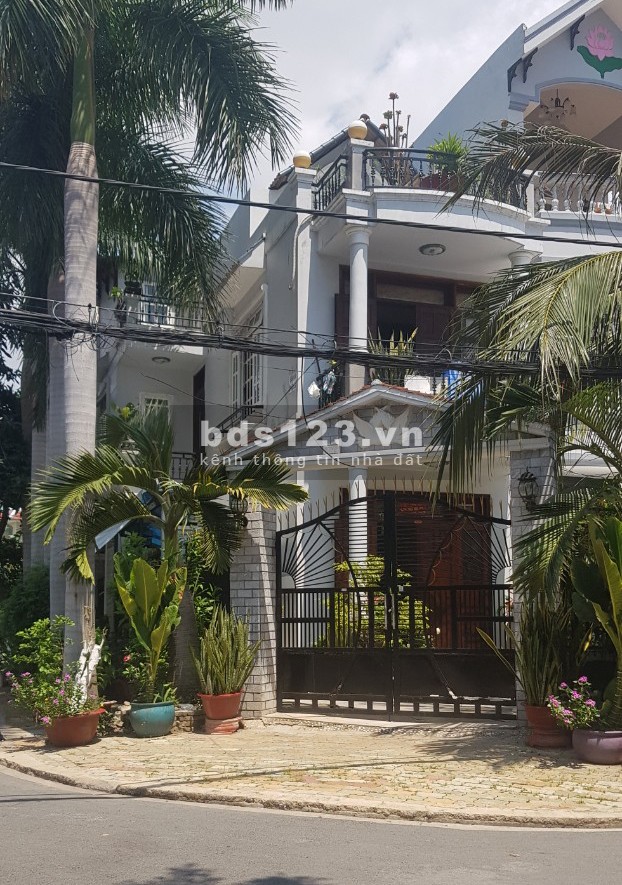 CẦN BÁN BIỆT THỰ HUYỆN BÌNH CHÁNH, 3 TẦNG, CÓ SÂN THƯỢNG