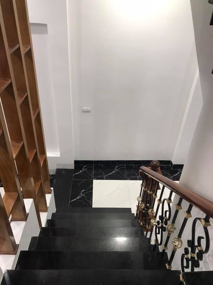 NHỈNH 3.4 TỶ. Diện tích 50m2 nhà 5 tầng, mặt tiền 5.5m, phố Hoàng Mai.