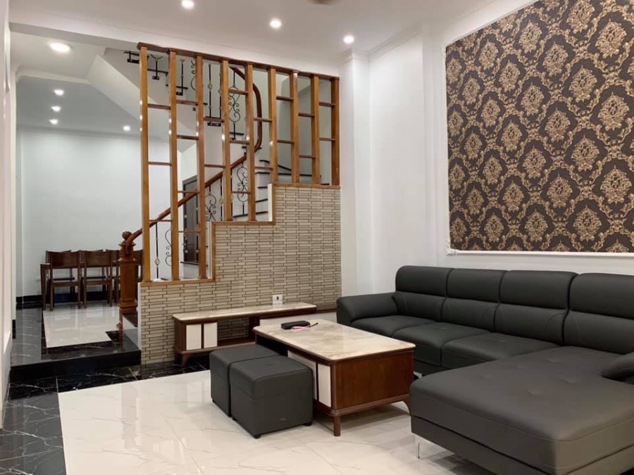 NHỈNH 3.4 TỶ. Diện tích 50m2 nhà 5 tầng, mặt tiền 5.5m, phố Hoàng Mai.