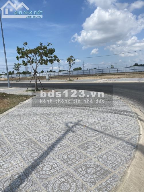 Cần bán 340m2 ngay MT quốc lộ 51, thổ cư 100%. Đối diện chợ BÀ RỊA. Chỉ 14,5tr/m2. LH 0931219386