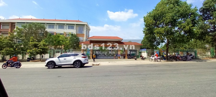 Bán gấp đất đnag kinh doanh Văn Phòng ở Đường Lạc Long Quân. tặng ngay căn nhà mới xây