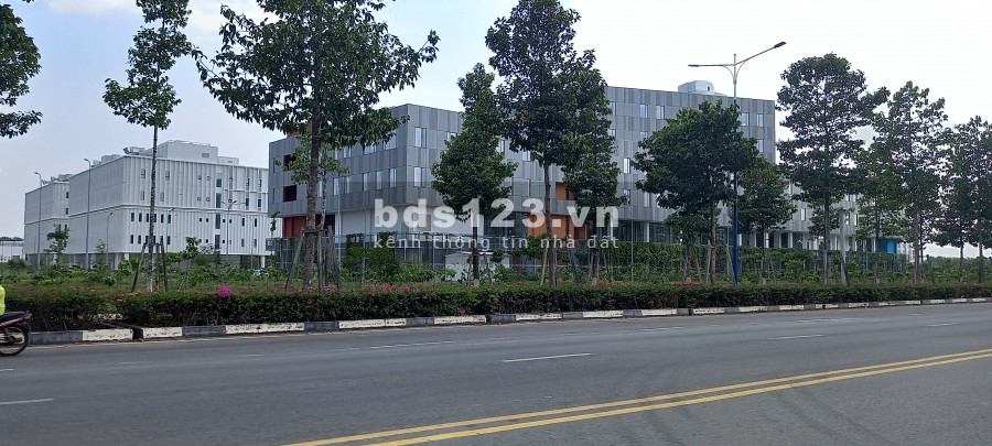 Bán gấp đất đnag kinh doanh Văn Phòng ở Đường Lạc Long Quân. tặng ngay căn nhà mới xây