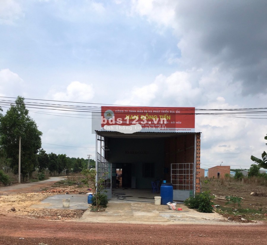 Bán gấp đất đnag kinh doanh Văn Phòng ở Đường Lạc Long Quân. tặng ngay căn nhà mới xây