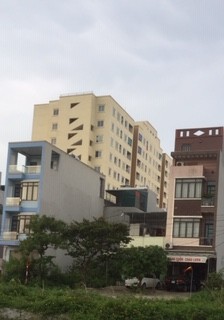 Cho thuê 02 lô đất mặt đường đôi 39m; DT: 9mx14,96m; Vỉa hè: 9m x 10,5m; đối diện cổng chính Sunsport, Đông vệ, TPTH