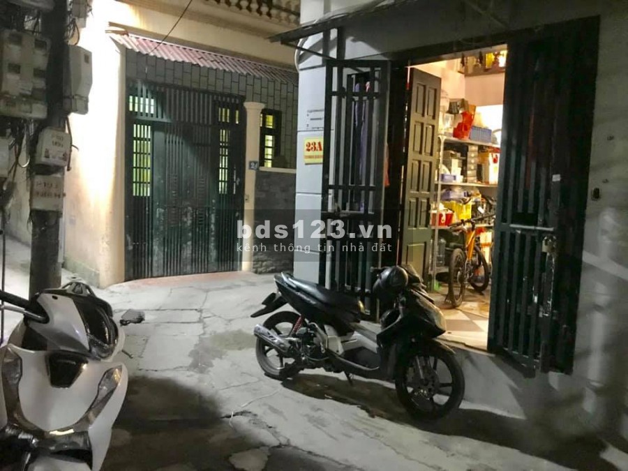 Bán nhà Nguyễn Đình Hoàn 38m2 6 tầng giá 4.2 tỷ . Lô Góc Nhà Đẹp Ngõ Rộng Gần Phố
