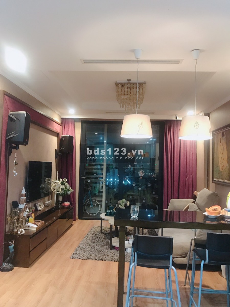 Bán nhanh căn hộ tại chung cư Royal City, 2 phòng ngủ tòa R6, ban công Đông Nam, giá 3.6 tỷ Lh 0343951063