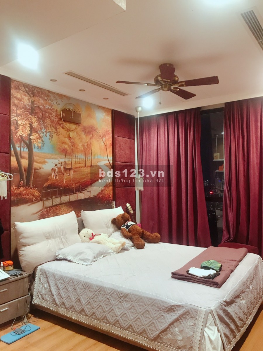 Bán nhanh căn hộ tại chung cư Royal City, 2 phòng ngủ tòa R6, ban công Đông Nam, giá 3.6 tỷ Lh 0343951063