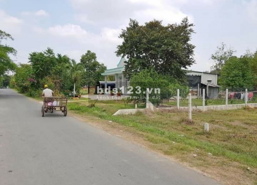Cần bán đất 1050 m2 đất sào gần trường học có sổ hồng sẵn giá rẻ