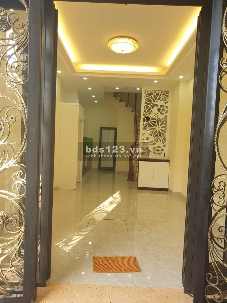 NHÀ XÂY MỚI ĐẸP NGỌC THUỴ TRANG BỊ ĐẦY ĐỦ NỘI THẤT DT 40M, GIÁ 2.75 TỶ OTO ĐỖ CỬA