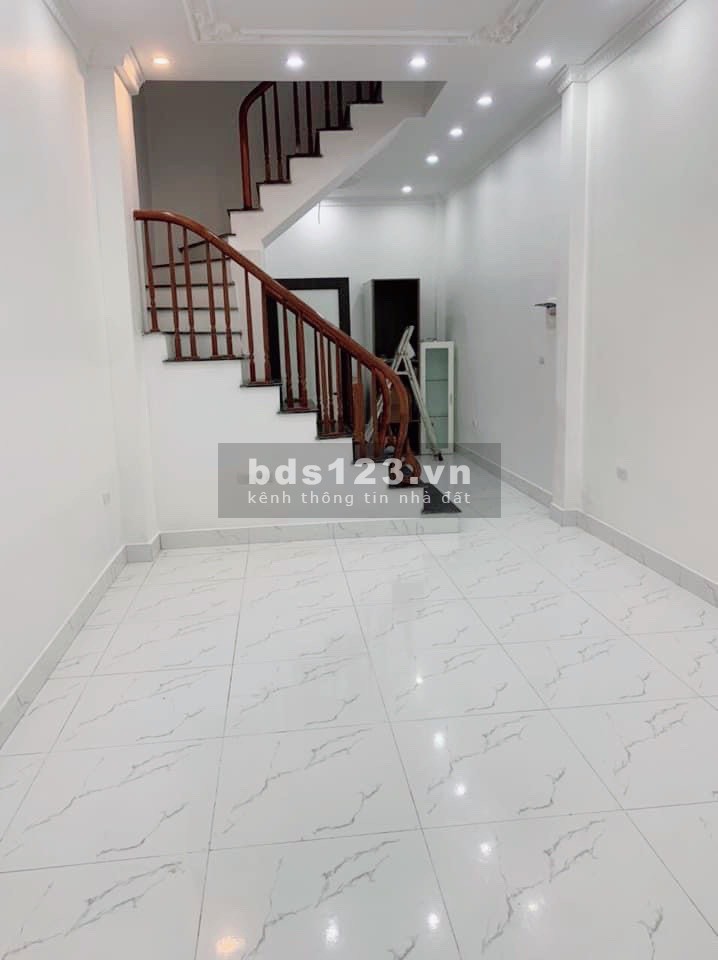 Hoàng mai, nhà nguyên căn 35m2, 6 tầng, giá 4.3 tỷ, 1 bước ra hồ