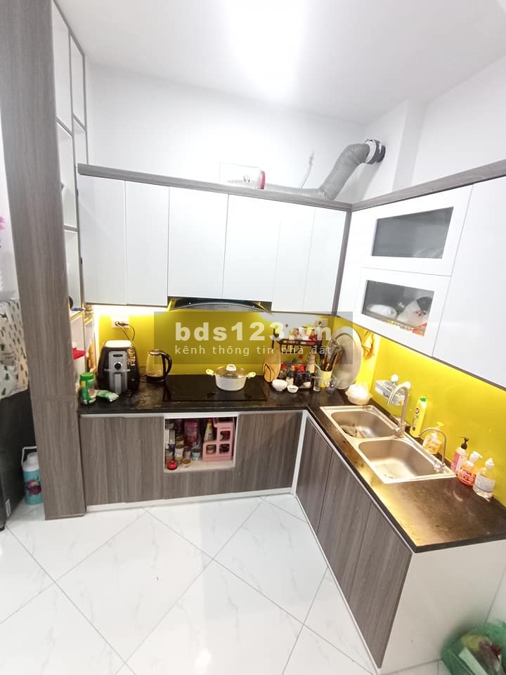 Bán nhà Hoàng Mai 4 tầng 33m2 giá 3.25 tỷ, ô tô đỗ cổng, tặng toàn bộ nội thất cao cấp