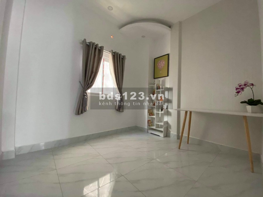Cần tiền bán gấp nhà hóc môn 50m2 giá 860tr đường 4m