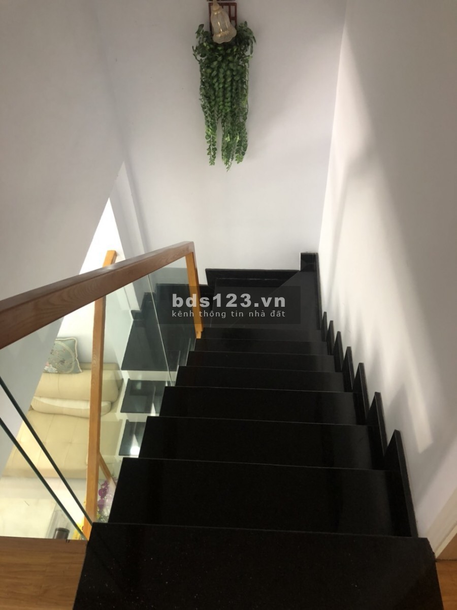 Nhà 2 tầng kiên cố, đối diện UB Phường 10, Tân Bình. 4,1 tỷ