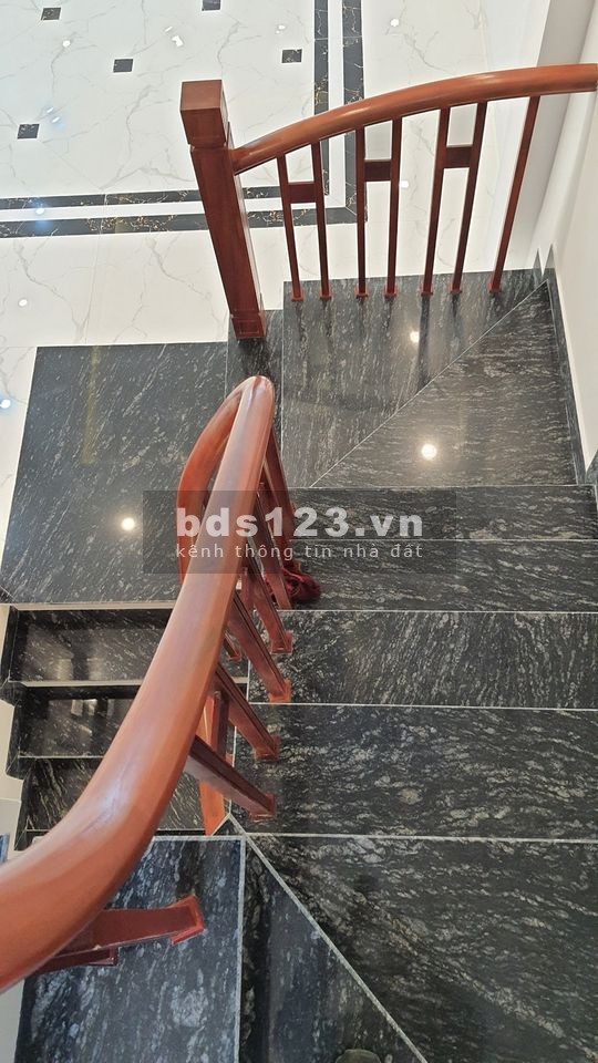 Bán Nhà Long Biên, Cổ linh Aeon 36M2* 5T*R4M* chào 3tỷ 6