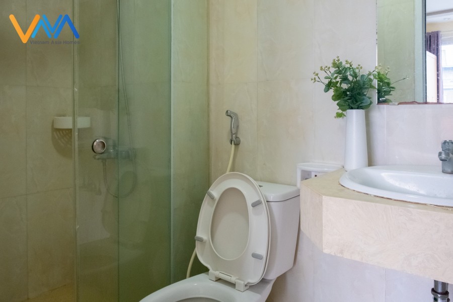 Phòng thuê VnaHomes 620 Lạc Long Quân Cửa Sổ Toàn Cảnh