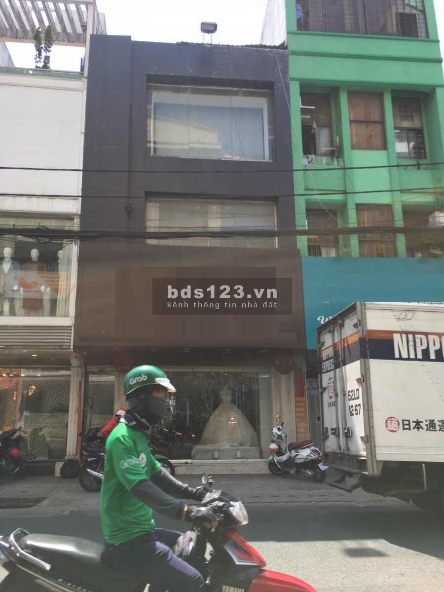 MT trống suốt đường Phạm Văn Bạch