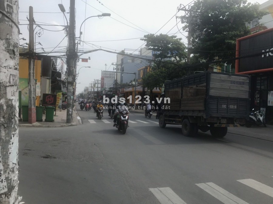 Cho thuê nhà nguyên căn MT Âu Cơ Tân Bình (5.3x30m) nhà mới, trệt 4 lầu có thang máy gần cuối nhà, có khu vực để xe thoải mái