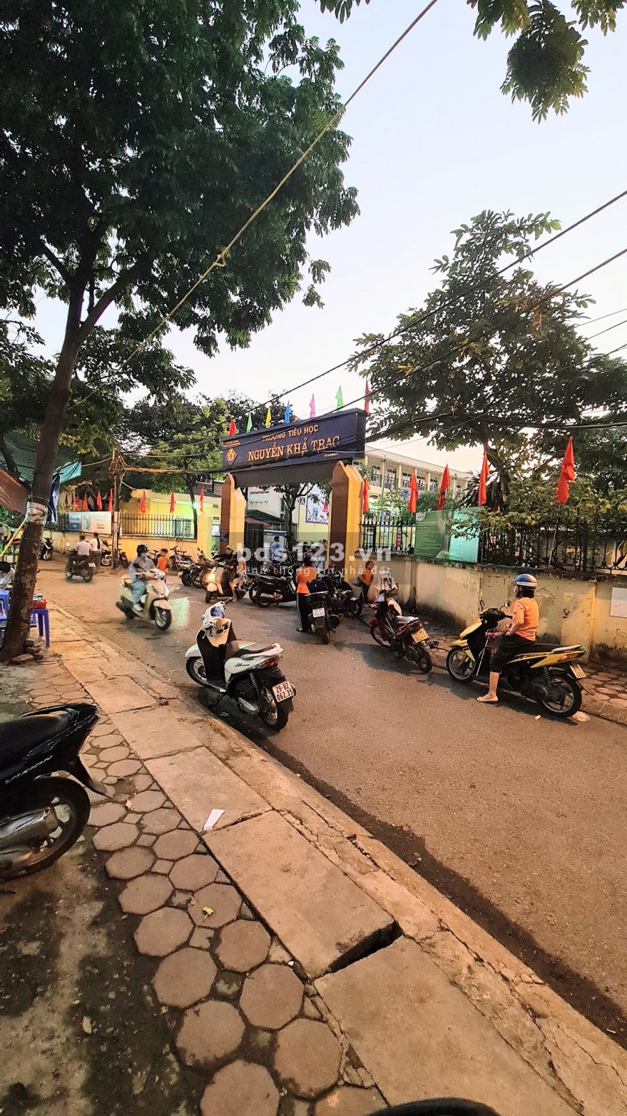 1,32 TỶ CÓ NHÀ TRUNG TÂM MAI DỊCH(CG),DT 45M2, K CÓ CĂN THỨ 2