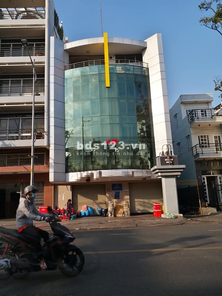Mặt Tiền Đường Bàu Cát. DT: 8 x 30 4L thoáng