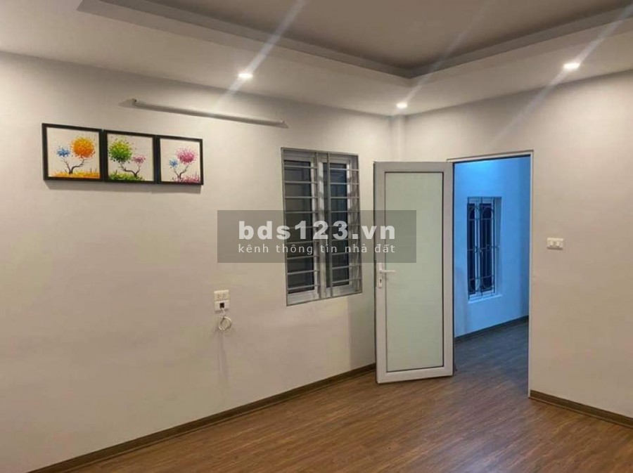Nhỉnh hơn 2 tỷ lô góc 35m 4 tầng mặt tiền 3,6m Phố Đông Thiên.