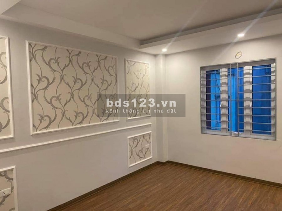 Nhỉnh hơn 2 tỷ lô góc 35m 4 tầng mặt tiền 3,6m Phố Đông Thiên.