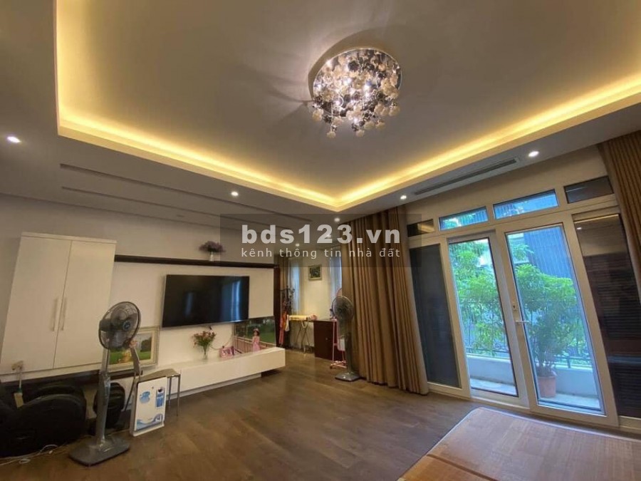 Bán nhà mặt phố Định Công Thượng, HM ô tô tránh, KD sầm uất 200mx3T, Mt 8m, 18 tỷ