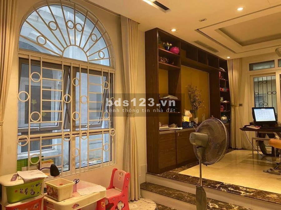Bán nhà mặt phố Định Công Thượng, HM ô tô tránh, KD sầm uất 200mx3T, Mt 8m, 18 tỷ