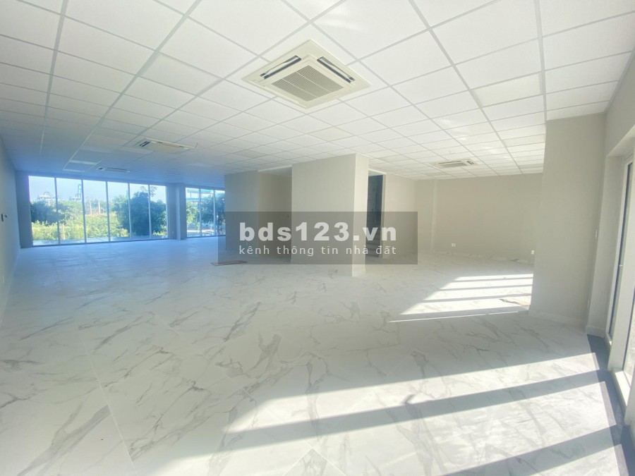 CHO THUÊ VP 700M2 HẦM 4 LẦU TRỐNG SUỐT THANG MÁY BÌNH AN QUẬN 2