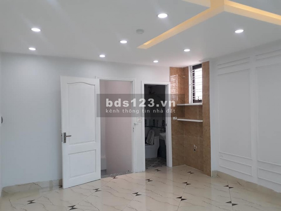 VỠ NỢ BÁN GẤP NHÀ NGỌC LÂM,5 BƯỚC RA PHỐ,KINH DOANH,40M X 5 TẦNG,2,9 TỶ