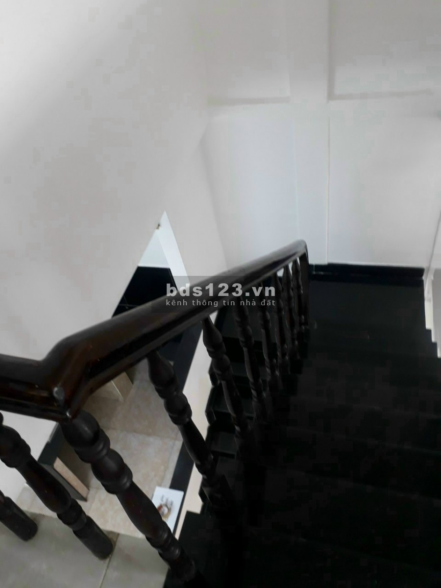 Cần tiền bán gấp nhà 1 trệt 2 lầu hóc môn giá 1 tỷ 80 triệu 60m2