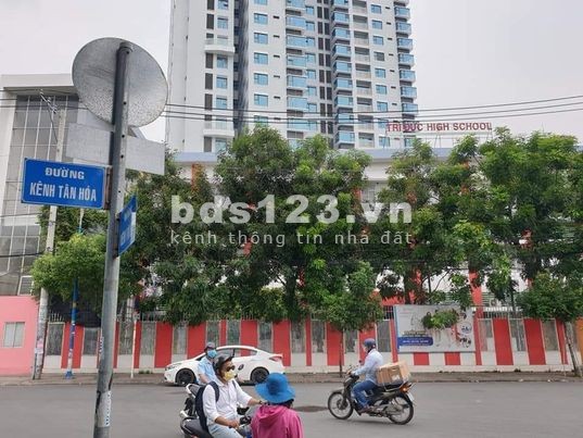 Giá chỉ còn 5,3 tỷ cho DT 92m.Kẹt tiền bán gấp nhà Kênh Tân Hóa quận Tân Phú.