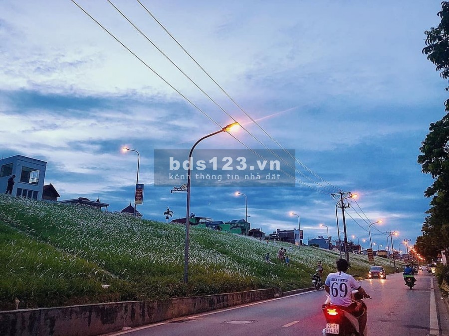 Bán gấp nhà đê Ngọc Thụy 92m2 mặt tiền 6m.